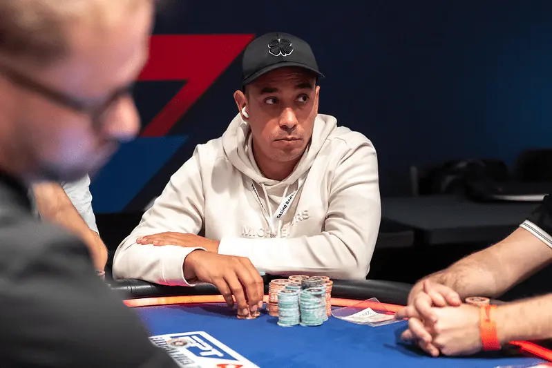 Estratégia com conectores do mesmo naipe e potencial para flush