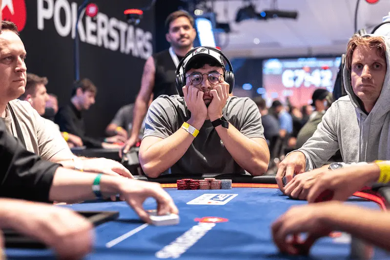 Estratégia de bluff numa mesa de poker online