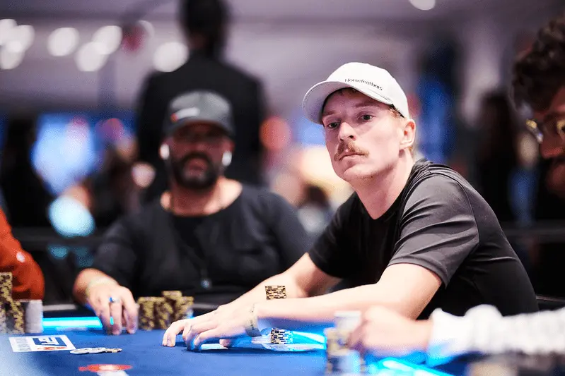 erros comuns que iniciantes devem evitar no poker